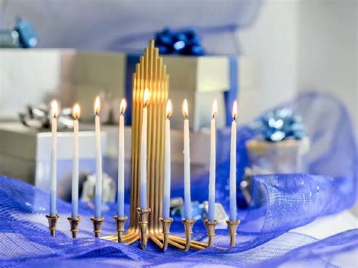 20 Adorable Hanukkah Decorations That Will Make Your Home So Festive