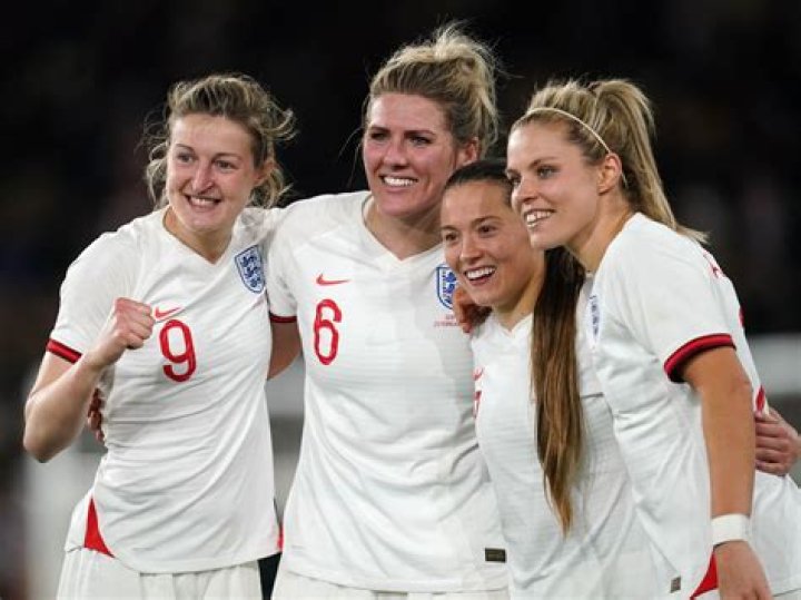 Ex England women's football star Laura Bassett Biography (Age, Affair, Boyfriend, Family, Salary)