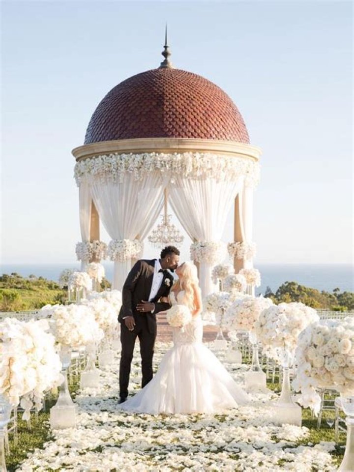
Julius Randle Married to Kendra Shaw and Lives a Happy Life With His Wife: His Past Affairs and Encounters